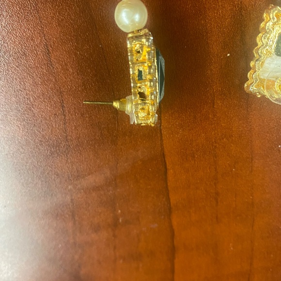 Beautiful Indian green stone earrings with cubic Zirconia and pearl. - Picture 3 of 3